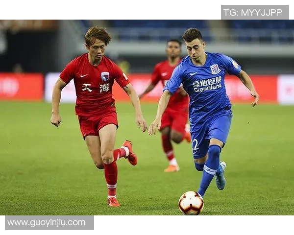 意大利国脚西涅接受赞助商邀请，现身米兰时装周